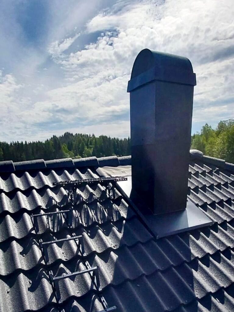 Stålpipe ferdig med svart beslag