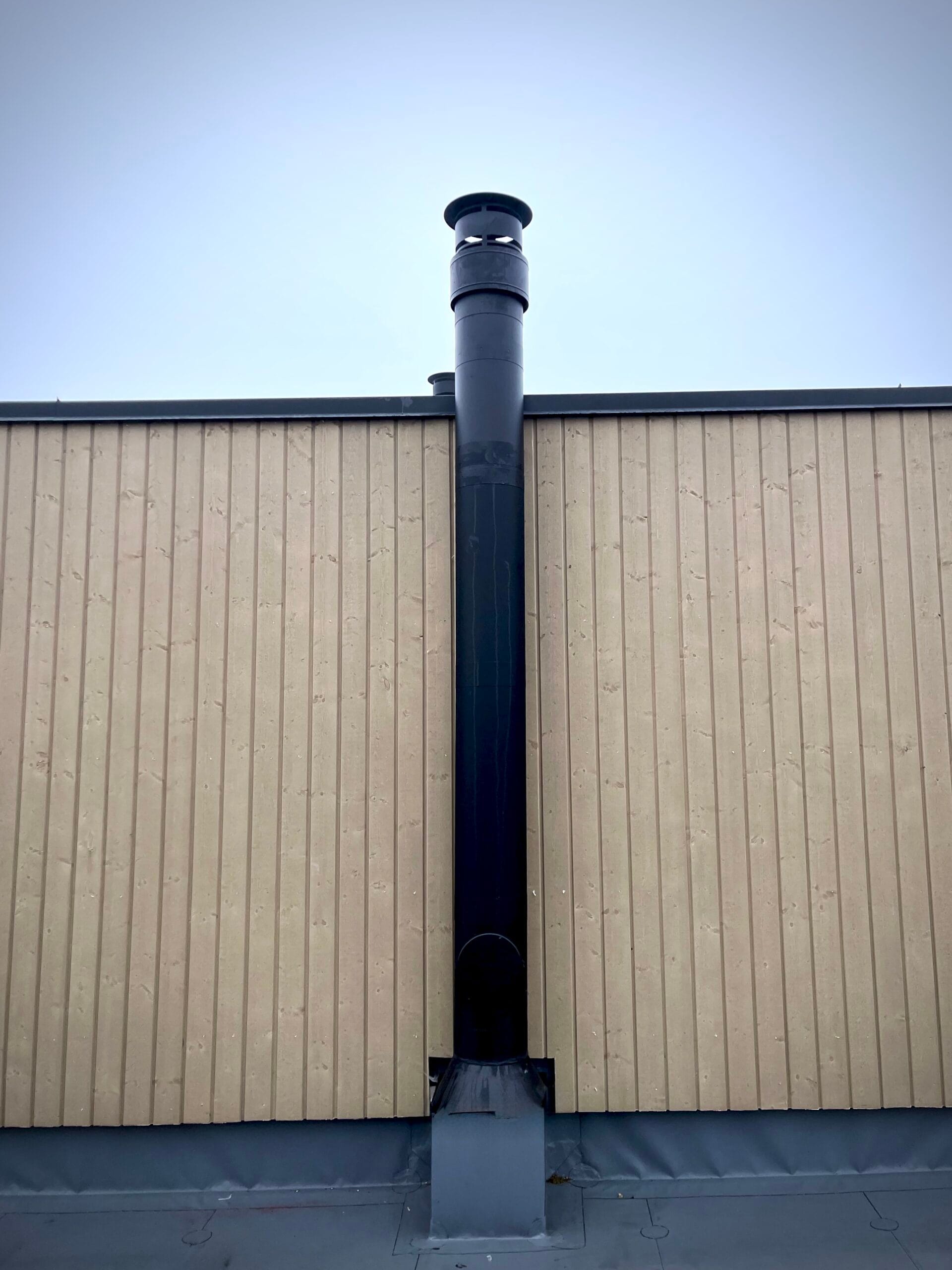 Eksempel av pipe montert på flat takk