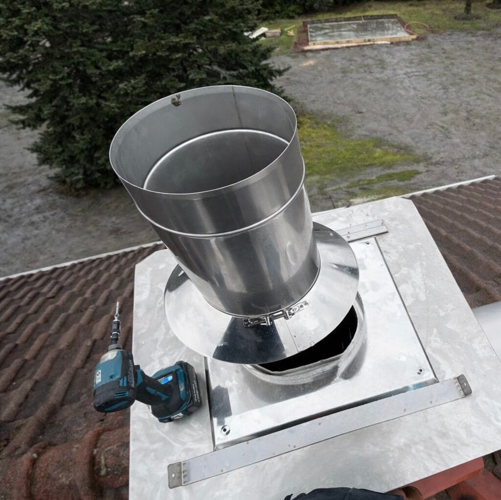 Pipeforing med stålrør – montering av ny pipeforing på eksisterende takpipe