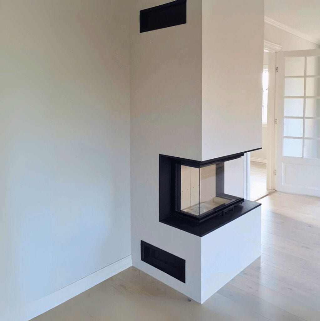 Moderne innbyggingspeis i hvit stue, med glassplate som gulvbeskyttelse